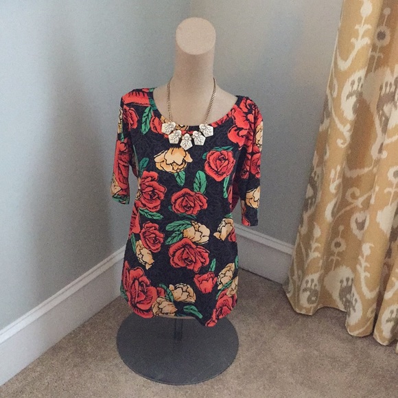 LuLaRoe Tops - LulaRoe Rose Gigi